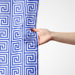 Echarpe Azul-padrão dos quadrados-chave gregos<br><div class="desc">Padrão grego elegante,  na moda e sofisticado em cor azul e branca. Presente moderno e moderno,  perfeito para o amante mediterrânico em sua vida.</div>