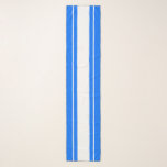 Echarpe Bandas de Corrida Branca, Azul-Náutico Brilhante<br><div class="desc">Este design desportivo clássico apresenta uma faixa central branca com pinstripes brancas flutuantes. As faixas mais externas são azuis-brilhantes.</div>