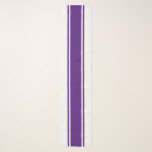 Echarpe Bordas brancas de faixas de corridas roxas colorid<br><div class="desc">Este design elegante e colorido apresenta uma faixa central roxa destacada com pinstripes flutuantes correspondentes. Listras brancas adjacentes de borda externa completam a composição esportiva.</div>