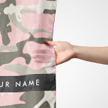 Echarpe Camuflagem rosa e verde Seu nome personaliza<br><div class="desc">Padrão de camuflagem elegante,  na moda e sofisticado em cor rosa e verde. Presente moderno e moderno,  perfeito para o amante militar em sua vida. Personalize adicionando o seu nome,  apelido,  monograma ou iniciais.</div>