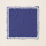 Echarpe Colar Marinheiro Azul e Branco<br><div class="desc">Um lenço de marinheiro clássico em azul escuro, com um caimento branco brilhante ao longo das bordas.</div>