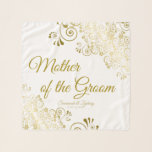 Echarpe Dourada Filigree Madre do Favor do Casamento do Gr<br><div class="desc">Este lindo cachecol de chiffon foi projetado como presente de casamento ou favor para a Mãe do Chalé. Projetado para coordenar com nossa Suíte de Casamento Elegante de Folha de Ouro, ele apresenta uma borda de arquivo de folha de alumínio dourada com o texto "Mãe do Almoço", bem como um...</div>