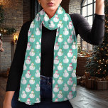 Echarpe Festivo Teal Snowman Padrão Feriado de inverno<br><div class="desc">Abraçar o espírito de férias com este charmoso lenço de inverno com um adorável padrão de bonitão. Perfeito por adicionar um toque lúdico, mas festivo, ao seu guarda-roupa sazonal, este design mostra bonitos bonitos bonitos homens de neve contra um fundo vibrante. Quer você esteja se vestindo para um encontro de...</div>
