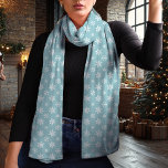 Echarpe Floco de neve Azul e Natal Branco<br><div class="desc">Abraçar a estação de inverno com este elegante cachecol azul e branco de Natal com um delicado padrão de flocos de neve. O fundo azul eterno e os flocos de neve brancos contrastantes criam um aspecto chic e versátil que complementa qualquer roupa de férias. Feita a partir de um chiffon...</div>