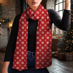 Echarpe Floco de neve Vermelho e Branco Natal<br><div class="desc">Abraçar a estação de inverno com este elegante cachecol de Natal vermelho e branco com um delicado padrão de flocos de neve. O fundo vermelho eterno e os flocos de neve brancos contrastantes criam um aspecto chic e versátil que complementa qualquer roupa de férias. Feita a partir de um chiffon...</div>