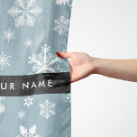 Echarpe Flocos de neve brancos, Cinzas, seu nome, Personal<br><div class="desc">Um padrão bonito,  divertido e adorável com flocos de neve brancos em fundo de cinza. Presente moderno e moderno,  perfeito para o amante da neve em sua vida. Personalize adicionando o seu nome,  apelido,  monograma ou iniciais.</div>
