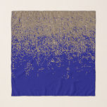 Echarpe Inclinação Dourado de Ombre do brilho dos azuis<br><div class="desc">Falso moderno,  chique,  e glamoroso inclinação impresso do ombre do brilho do ouro no fundo dos azuis cobaltos.</div>