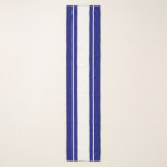 Echarpe Marinho Esportivo Refinado, Bandas de Corrida Bran<br><div class="desc">Este design desportivo clássico apresenta longas faixas de corridas de centro branco contra marinhos azuis.</div>