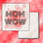 Echarpe MOM WOW preto em vermelho |<br><div class="desc">Este cachecol de chiffon é para a MOM, seja para o Dia de as mães ou o aniversário dela, ou só porque você quer. Impressionante em texto preto com fundo vermelho.</div>