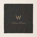 Echarpe Monograma de Script Dourado Preto Moderno<br><div class="desc">Um design monograma moderno e elegante,  com tipografia de guiões minimalistas dourados manuscritos e tipografia de blocos serif em um fundo preto elegante. O monograma e o nome podem ser facilmente personalizados.</div>