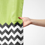 Echarpe Padrão de ziguezague preto e branco, Chevron, verd<br><div class="desc">Padrão elegante,  na moda e sofisticado zigzag (chevron) em preto e branco sobre fundo verde. Presente moderno e moderno,  perfeito para o amante ziguezague na sua vida.</div>