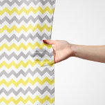 Echarpe Padrão Zigzag, Padrão Chevron, Amarelo, Cinza<br><div class="desc">Padrão elegante,  na moda e sofisticado zigue-zague (chevron) em amarelo,  cinza e branco. Presente moderno e moderno,  perfeito para o amante ziguezague na sua vida.</div>