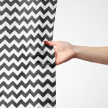 Echarpe Padrão Zigzag preto e branco, padrão Chevron<br><div class="desc">Padrão elegante,  na moda e sofisticado zigue-zague (chevron) em preto e branco. Presente moderno e moderno,  perfeito para o amante ziguezague na sua vida.</div>