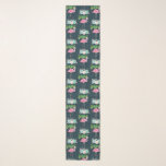 Echarpe Palmeiras Flamingo Rosa e Sucultivos Florais<br><div class="desc">Um cachecol com padrão repetitivo de ilustração de um flamingo cor-de-rosa parado num leito de flores florais suculentas com palmeiras verdes balançando nas costas. Tropical e bonito. O fundo é azul escuro.</div>