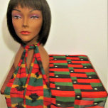 Echarpe Shell African Color Designer Crochet Impressão Chi<br><div class="desc">Imagem vermelha, em preto e verde, com casca branca de arbustos africanos impressa no cachecol do chiffon é de uma foto de uma criação original feita à mão e Copyright © pelo designer publicado Delores Chamblin. Repete-se a figura do saco de embraiagem retangular manobrado no tecido do pescoço ou do...</div>