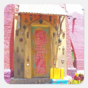 Edifício cor-de-rosa coleciona adesivos para puxa