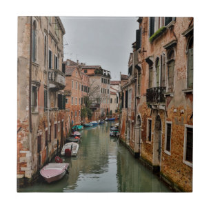 Edifícios ao longo dos canais de Veneza