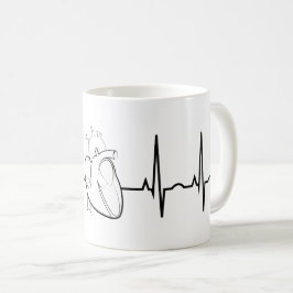 EKG com a caneca de café realística do coração