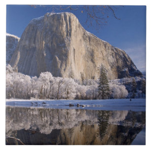 El Capitan se reflete no rio Merced em 2