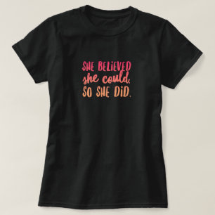 Ela acreditava na camiseta básica das mulheres