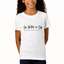 Ela escreve em camiseta branca de código