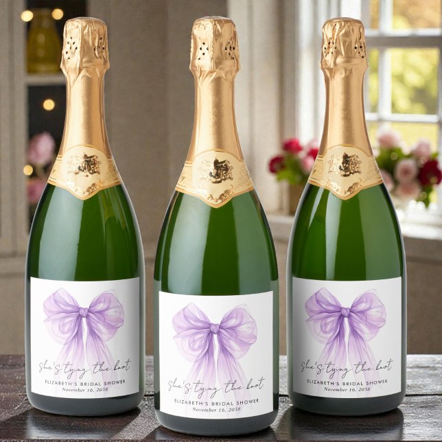 Ela Está Dando O Nó Bow Roxo Chá de Noiva (She's Tying The Knot Purple Bow Bridal Shower Sparkling Wine Label)