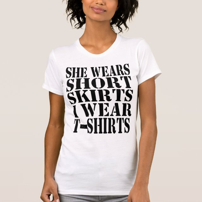 ela veste saias curtas eu visto camisas (Frente)