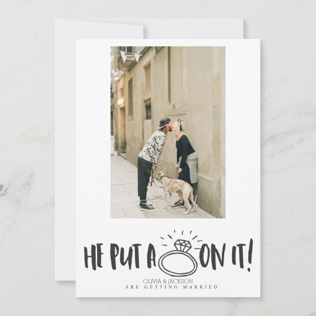 Ele Colocou um Anel Nela Foto Salvar o Dia Convite (Frente)