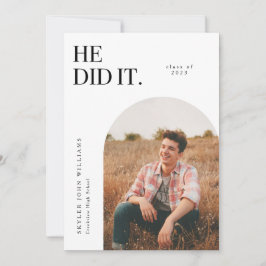 Ele Fez Um Anúncio De Graduação Em Arco Branco