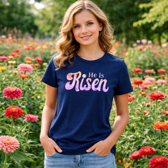 Ele Ressuscitou Fonte Floral de Páscoa sobre Azul  (He is Risen Zinnia Floral Font Easter Shirt)