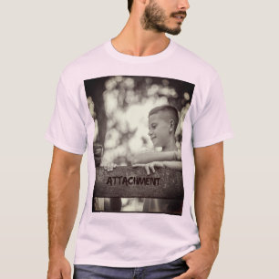 Ele usa uma camisa branca imaculada no escritório
