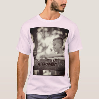 Ele usa uma camisa branca imaculada no escritório
