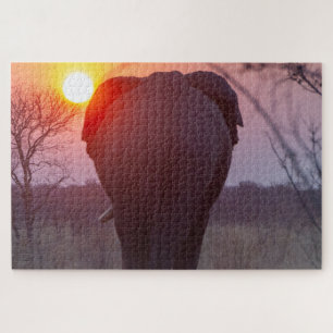 Elefante no quebra-cabeça do pôr do sol