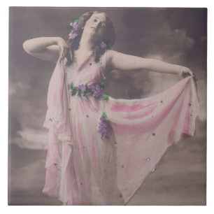 Elegância Vintage em Vestido Floral Rosa