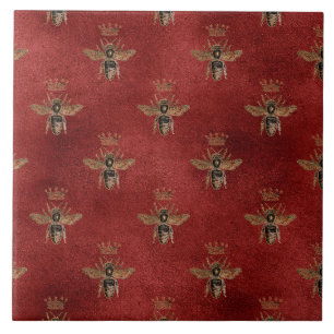 Elegante Abelha Dourada Bumble em Fundo Vermelho