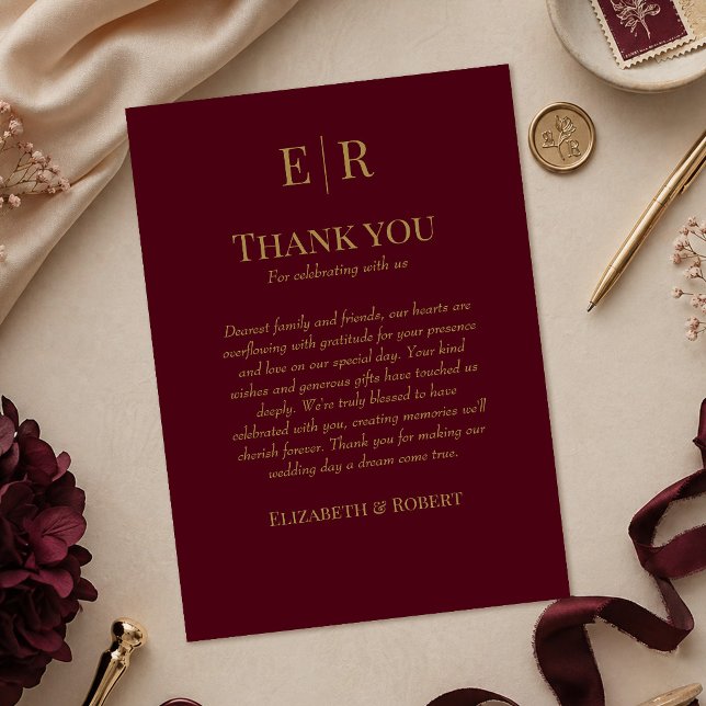 Elegante Cartão de Agradecimento de Casamento com  (Elegant Burgundy Monogram Wedding Thank You Card on a table with burgundy wedding decor)