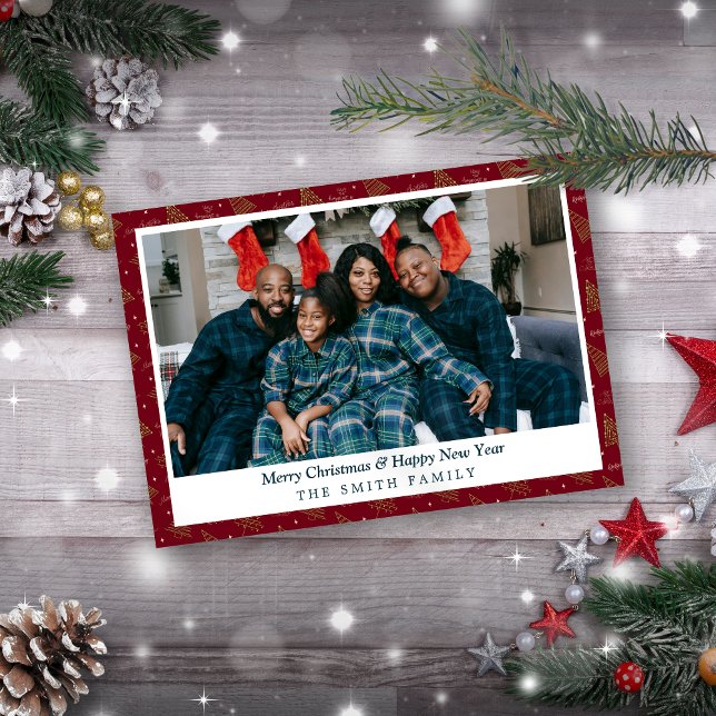 Elegante Cartões de natal Vermelhos Crimson com Fo (Merry Christmas & Happy New Year Festive Minimalist Crimson Red & Green Holiday Photo Card)