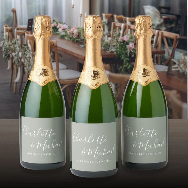 Elegante Casamento em Verde Sage com Letra de Cora (Elegant Signature Script Sage Green Wedding Sparkling Wine Label)