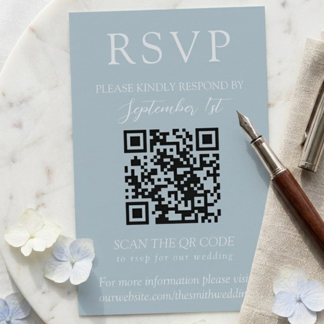 Elegante Convite de Casamento Azul Costeiro com QR (Elegant Coastal Blue Script QR Wedding RSVP Card)