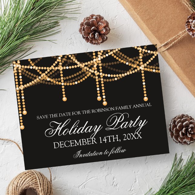 Elegante Convite de Férias Salve a Data Luzes de C (Elegant Holiday Save The Date Gold String Lights Announcement Postcard)