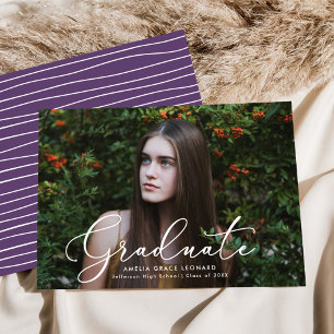 Elegante Convite de Graduação Foto Roxa Script