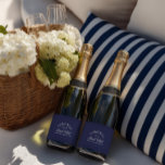 Elegante Despedida de Solteira no Country Club Nav<br><div class="desc">Adicione um toque chique à sua bebida espumante com estes elegantes rótulos para mini garrafas azul-marinho, perfeitos para um fim de semana de despedida de solteira inspirado em clube campestre. Estilizados com uma tipografia luxuosa de clube de tênis, são ideais para champanhe, vinho ou água com gás. Totalmente editáveis -...</div>