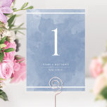 Elegante Dusty Blue Watercolor Table Number<br><div class="desc">Ajude seus hóspedes a encontrar sua mesa com este elegante número de tabela de cores d'água azul e azul. Cartões duplos. Fundo de lavagem de cor azul e azul-aquosa refinado e texto branco. NOTA: coloque um pedido individual para cada número de tabela de que você precisa (isto é, para um...</div>