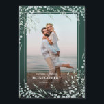 Elegante Foto de Casamento Eucalyptus Verde<br><div class="desc">Dê aos convidados um nome único para o casamento que consiste na sua foto favorita adornada com uma elegante estrutura de eucalipto em um fundo verde esmeralda. As informações podem ser editadas selecionando 'personalizar este modelo'. Se tiver alguma pergunta ou se tiver um pedido especial,  contacte-nos através do chat.</div>