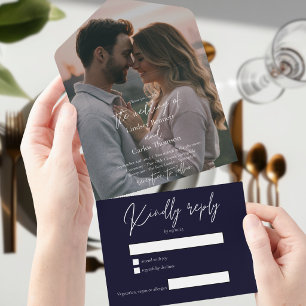 Elegante foto de casamento moderna e escura com az