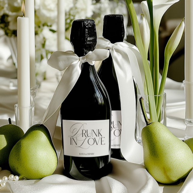 Elegante Mini Champanhe Preto e Branco Embriagado  (Elegant Black & White Drunk in Love Mini Champagne Sparkling Wine Label)