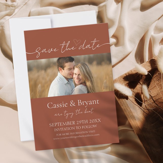 Elegante Script Rustic Terracotta Salvar a Data (Elegant terracotta save the date wedding announcement)