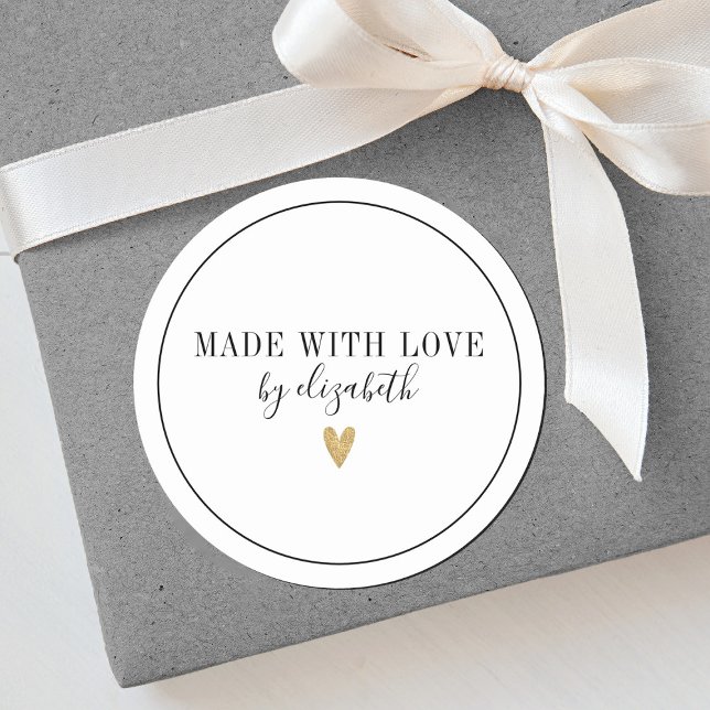Elegante Simples Feito Com Etiqueta De Amor (An elegant black and white made with love sticker with a gold heart)