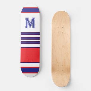 Elegante skateboard com listras azuis vermelhas e 