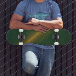 Elegante Skateboard Unisex Verde e Dourado